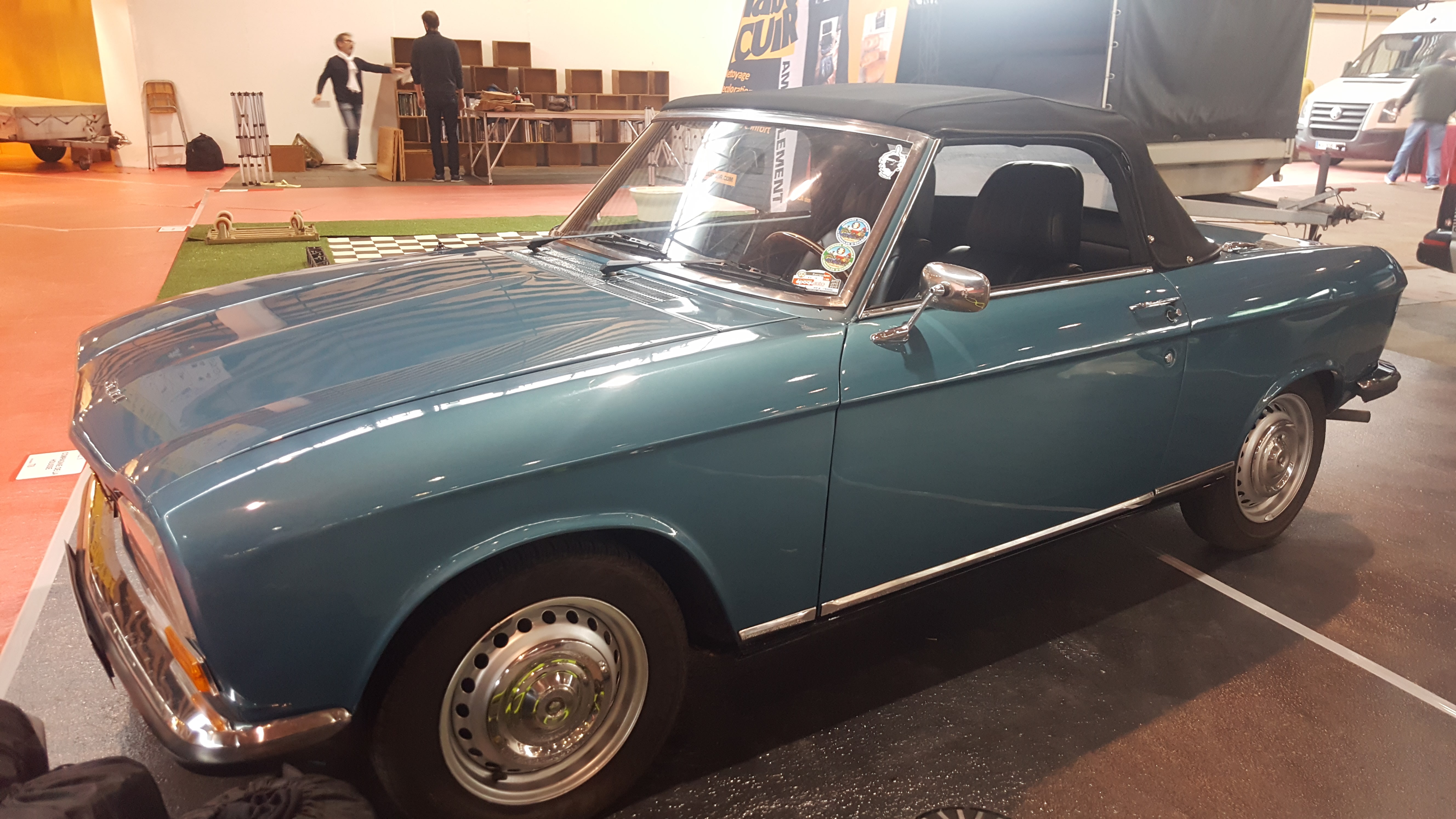 PEUGEOT 304 sur le stand